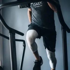 走っている男性