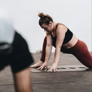 運動している女性