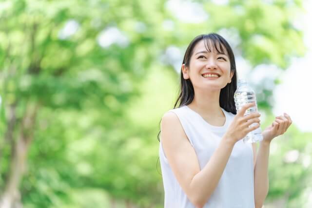 水を飲んでダイエットする女性