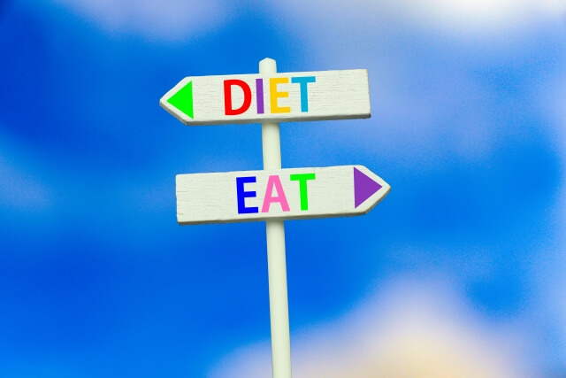 看板に書かれたdietとeatの文字