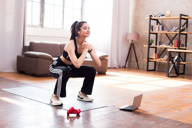 スクワットする女性