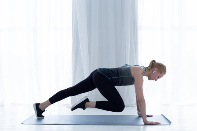 トレーニングする女性