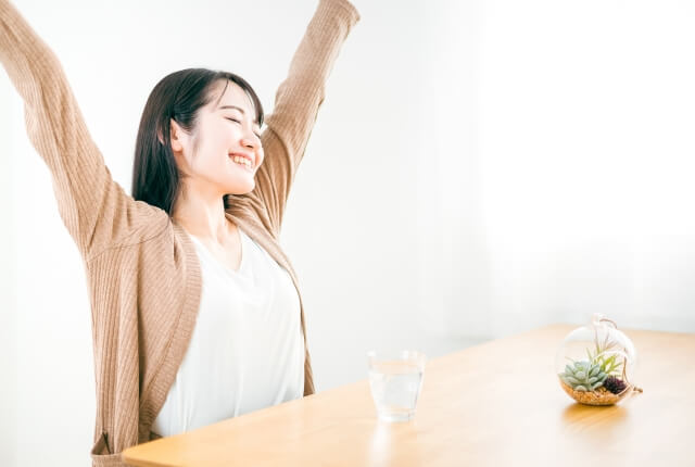 身体を伸ばす女性