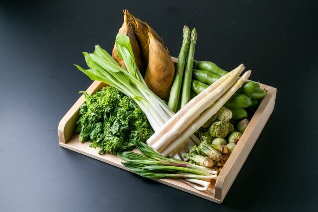 箱に入った春野菜