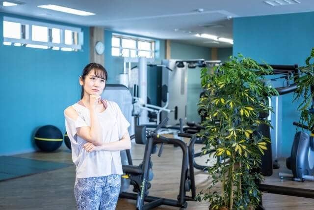 ジムの器具で悩む女性