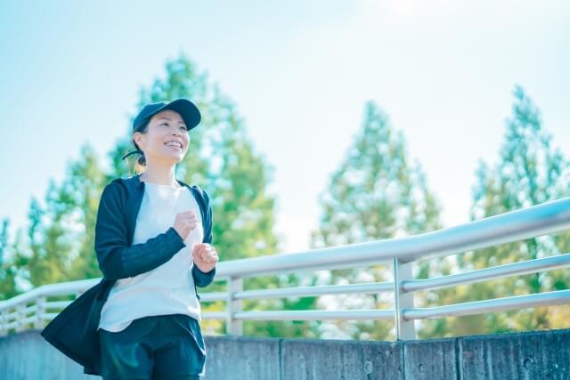 春に外でジョギングでダイエットを楽しむ女性