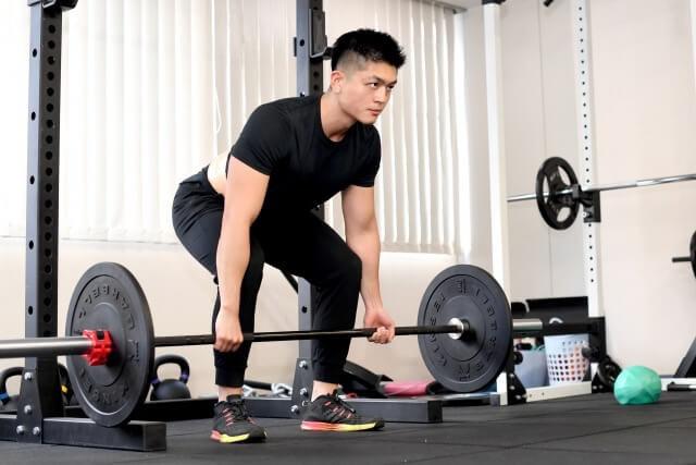 デッドリフトトレーニングをする男性