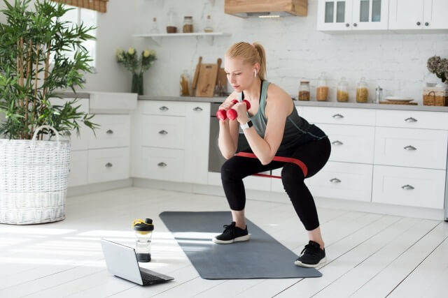 スクワットをする女性