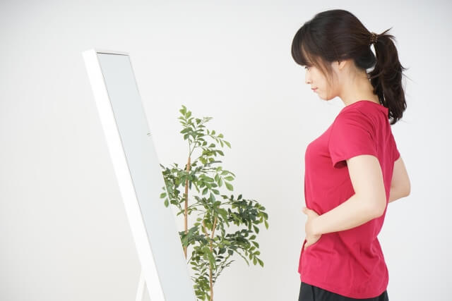 ダイエットをする若い女性