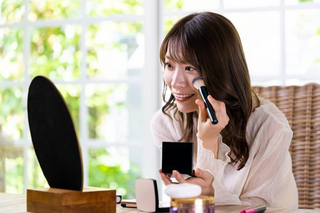メイクを楽しむ女性