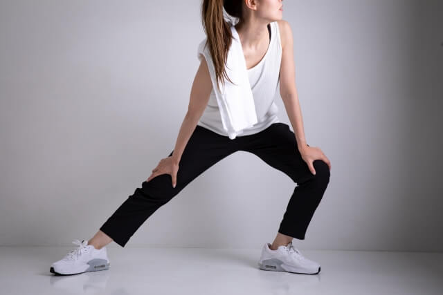 ストレッチする女性