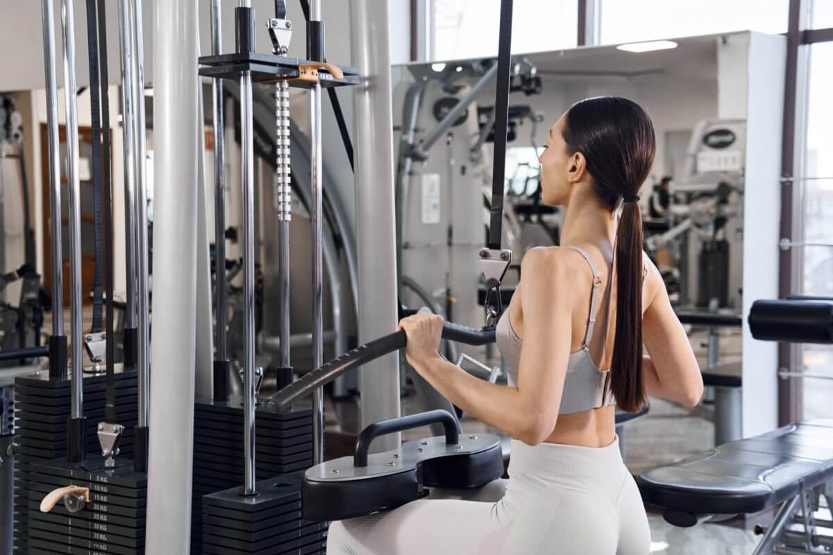 ジムでラッドプルダウンをする女性