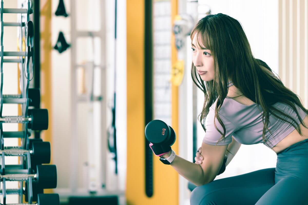 ダンベルトレーニングをする女性