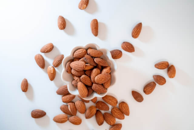 皿に盛り付けたアーモンド