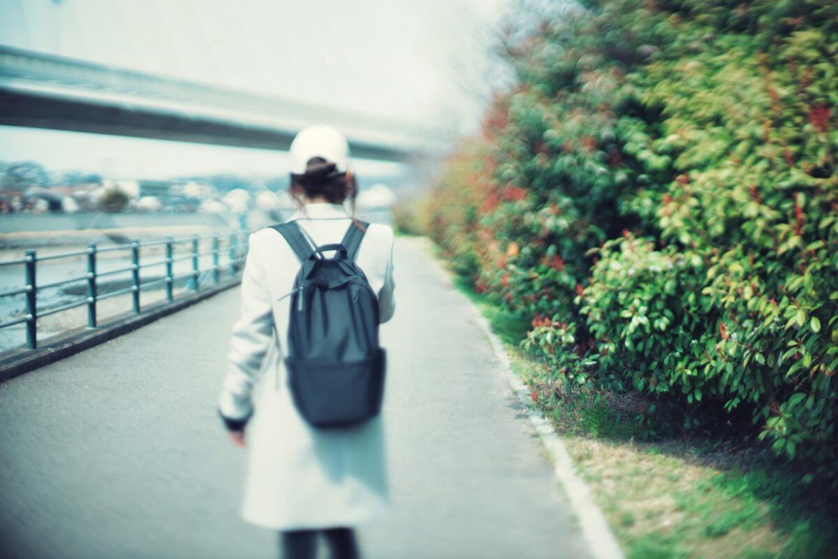 駅まで歩く女性