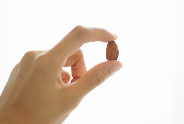 摘んだひと粒のアーモンド