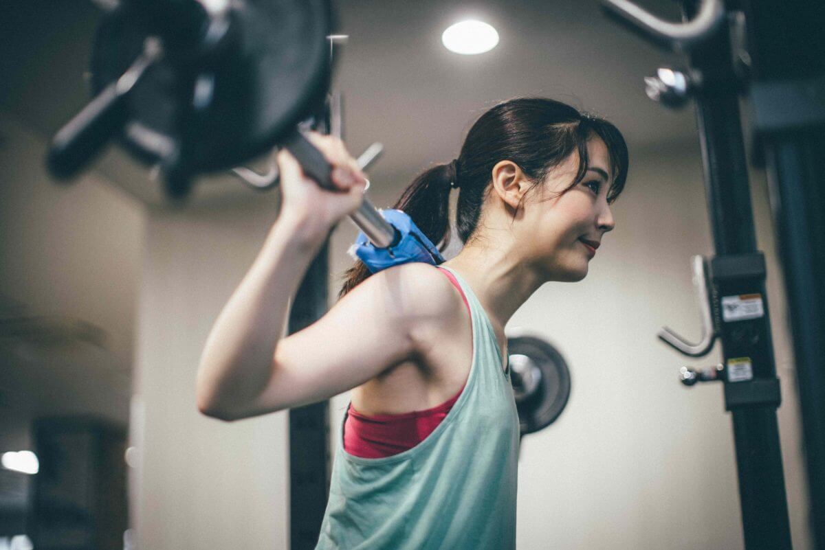 ジムでスクワットする女性