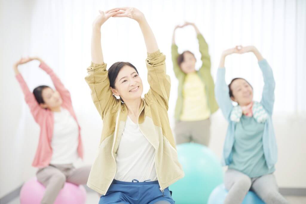 ジムでストレッチをする女性達