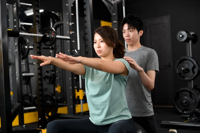 スクワットを教わる女性