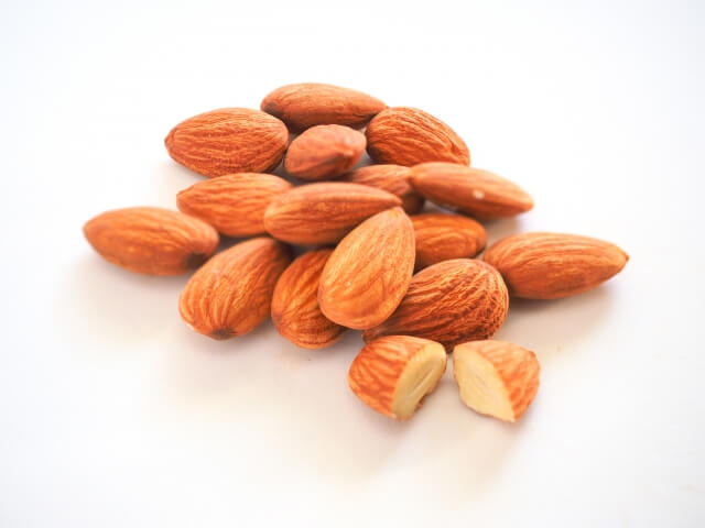 カリッと割れたアーモンド