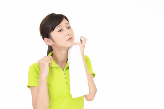 汗を拭う女性