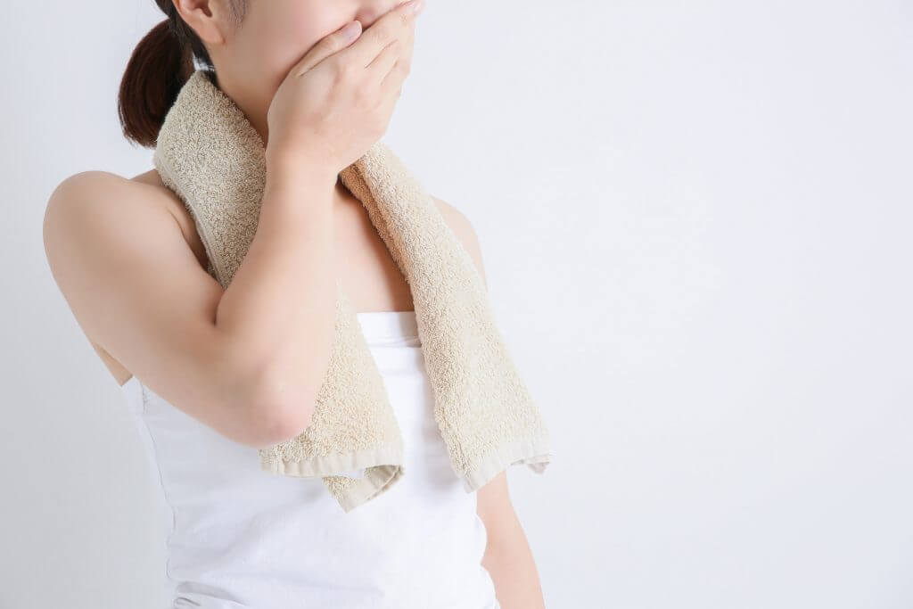 ジムで臭いを気にする女性