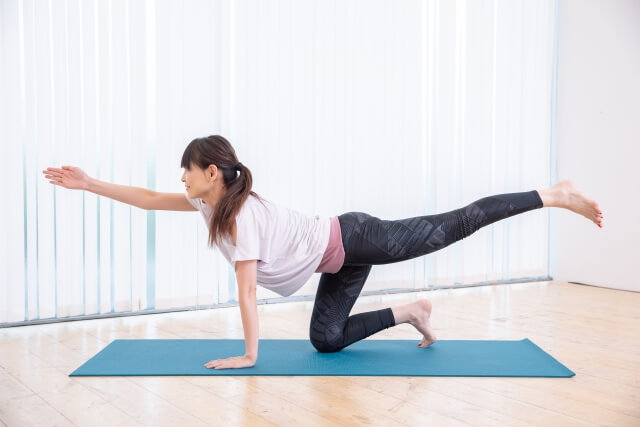 ヨガをする女性