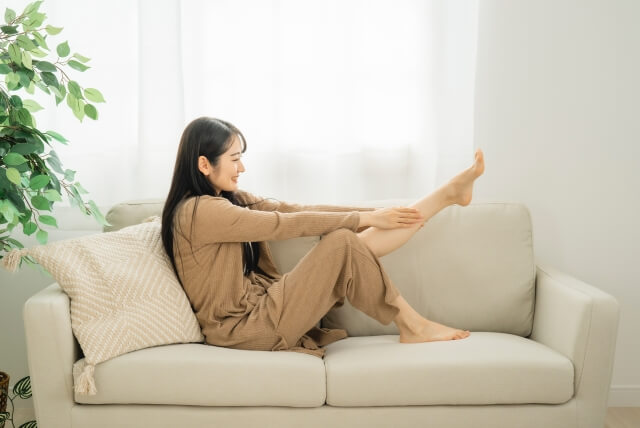 フットケアする女性