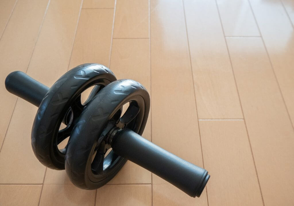 フローリングにある腹筋ローラー