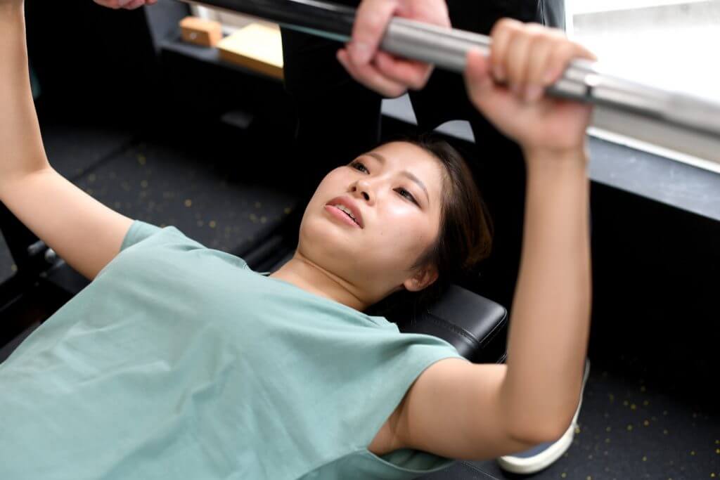 パーソナルジムでトレーニングをする女性