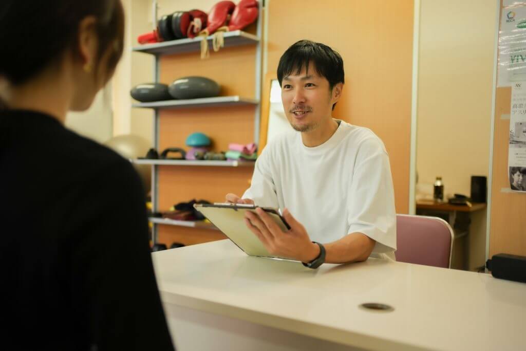 パーソナルジムでカウンセリングをする男性