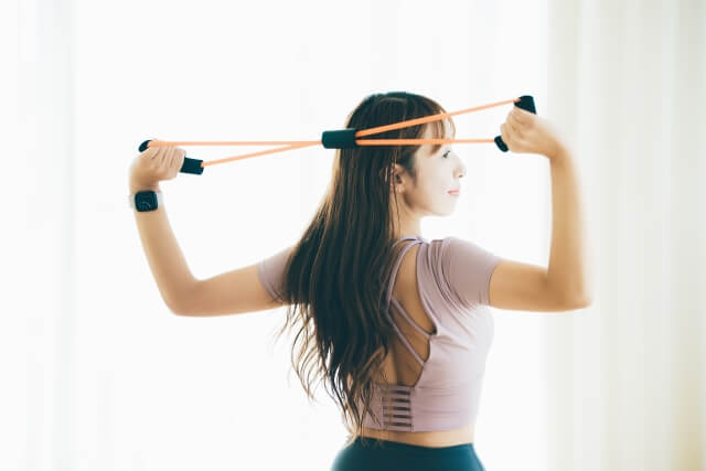 チューブでトレーニングをする女性