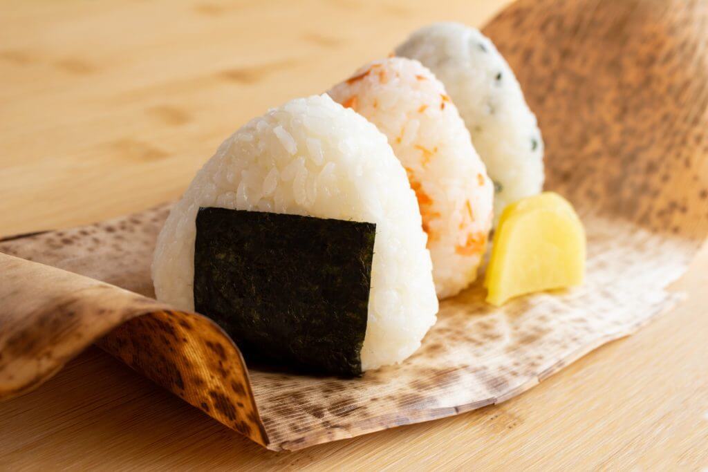 3つ並んだおにぎり