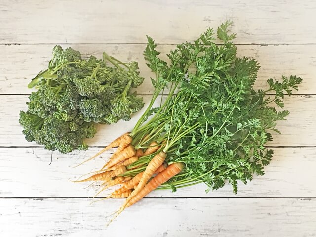 真上から見た人参とブロッコリー