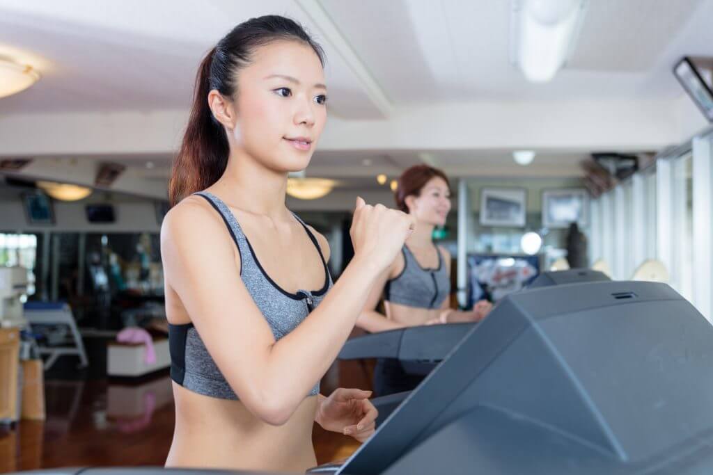 ジムで有酸素運動をする女性