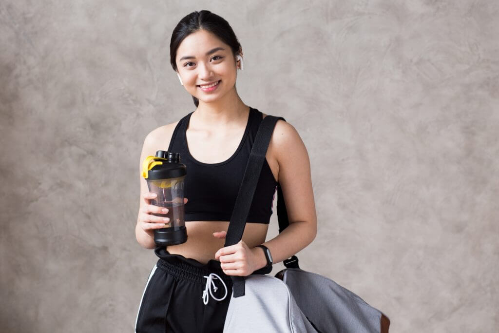 スポーツバッグを持つ女性