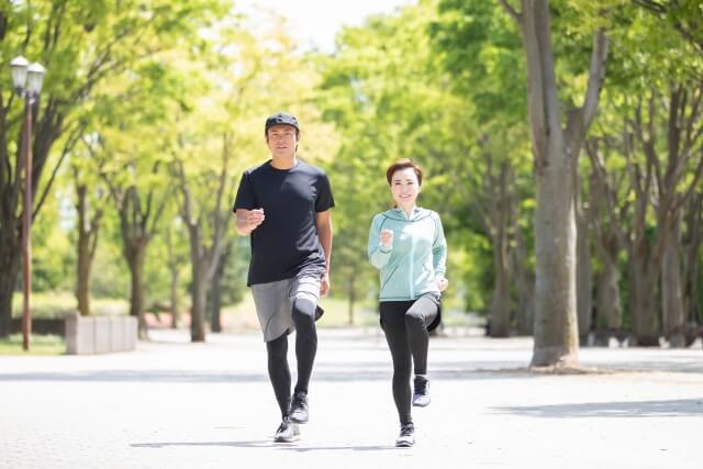 ウォーキングする男女②