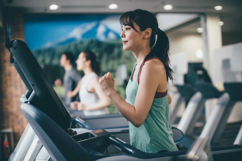 トレッドミルでジョギングをする女性