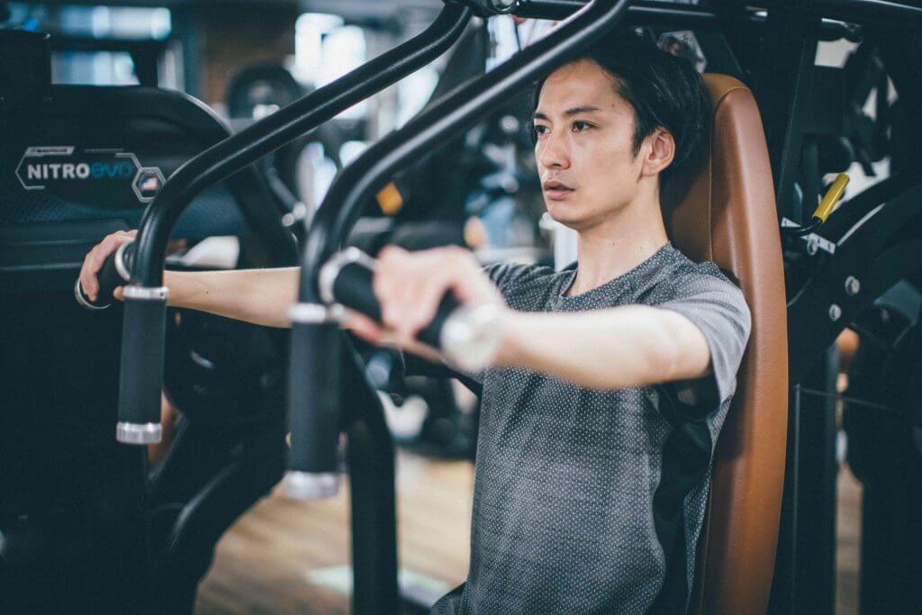 筋トレに励む男性