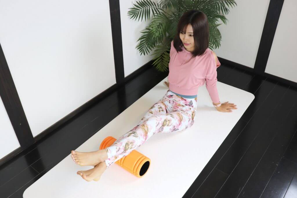 筋膜リリースをする女性