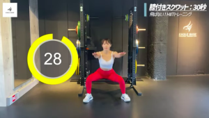 飛ばないHIITトレーニングでスクワットタッチをする女性