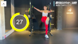 HIITトレーニングで膝タッチをする女性