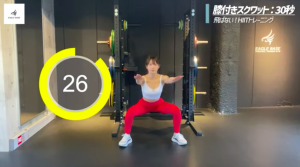 HIITトレーニングでスクワットをする女性