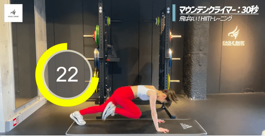 HIITトレーニングでマウンテンクライマーをする女性