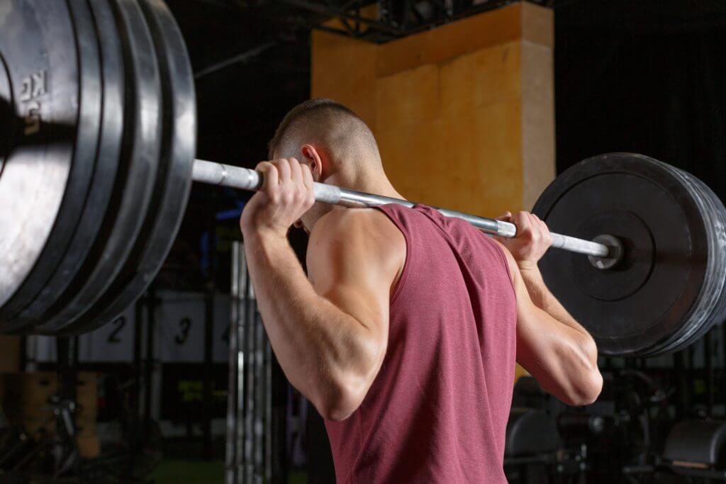 バーベルトレーニングをする男性