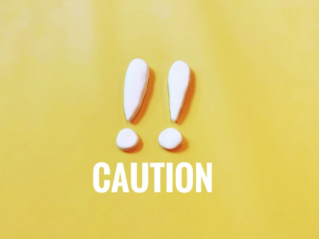 黄色の背景とびっくりマーク