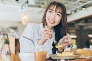 ランチを食べる女性