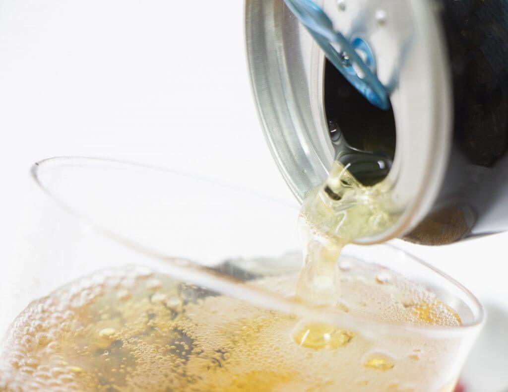 コップに注がれたエナジードリンク