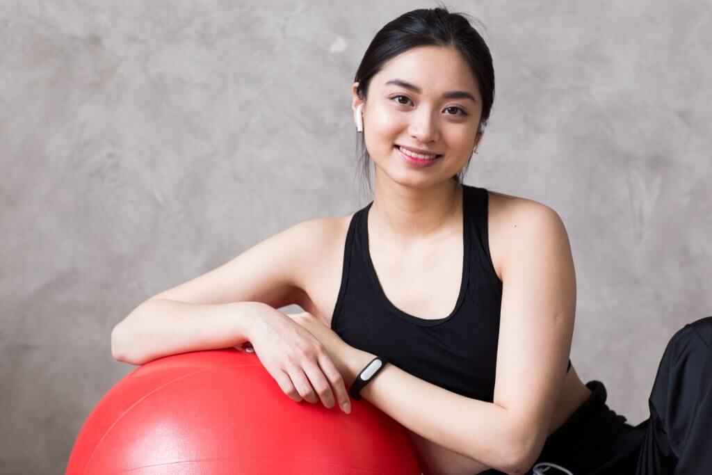 バランスボールを抱える女性