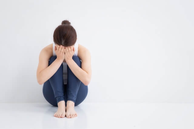 落ち込む女性